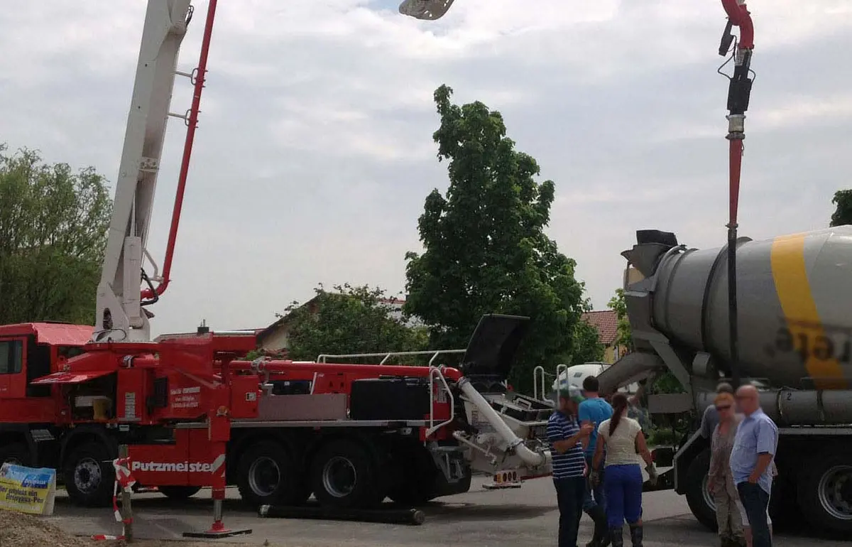 Anlieferung Beton für den Pool in Zwickau
