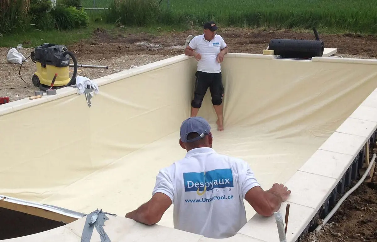 Pool bauen Zwickau einpassen der Folie