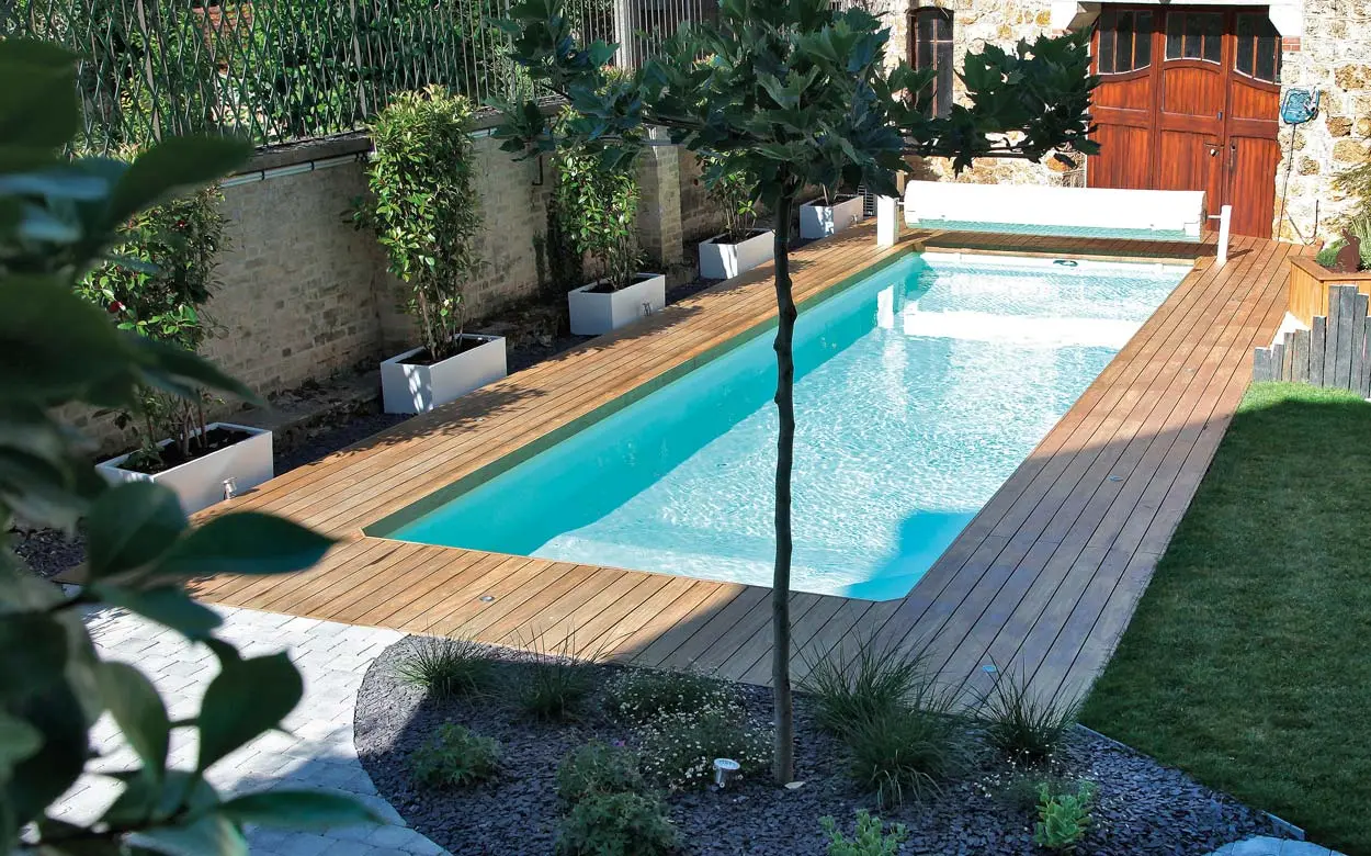 Swimmingpool in einem kleinen Garten