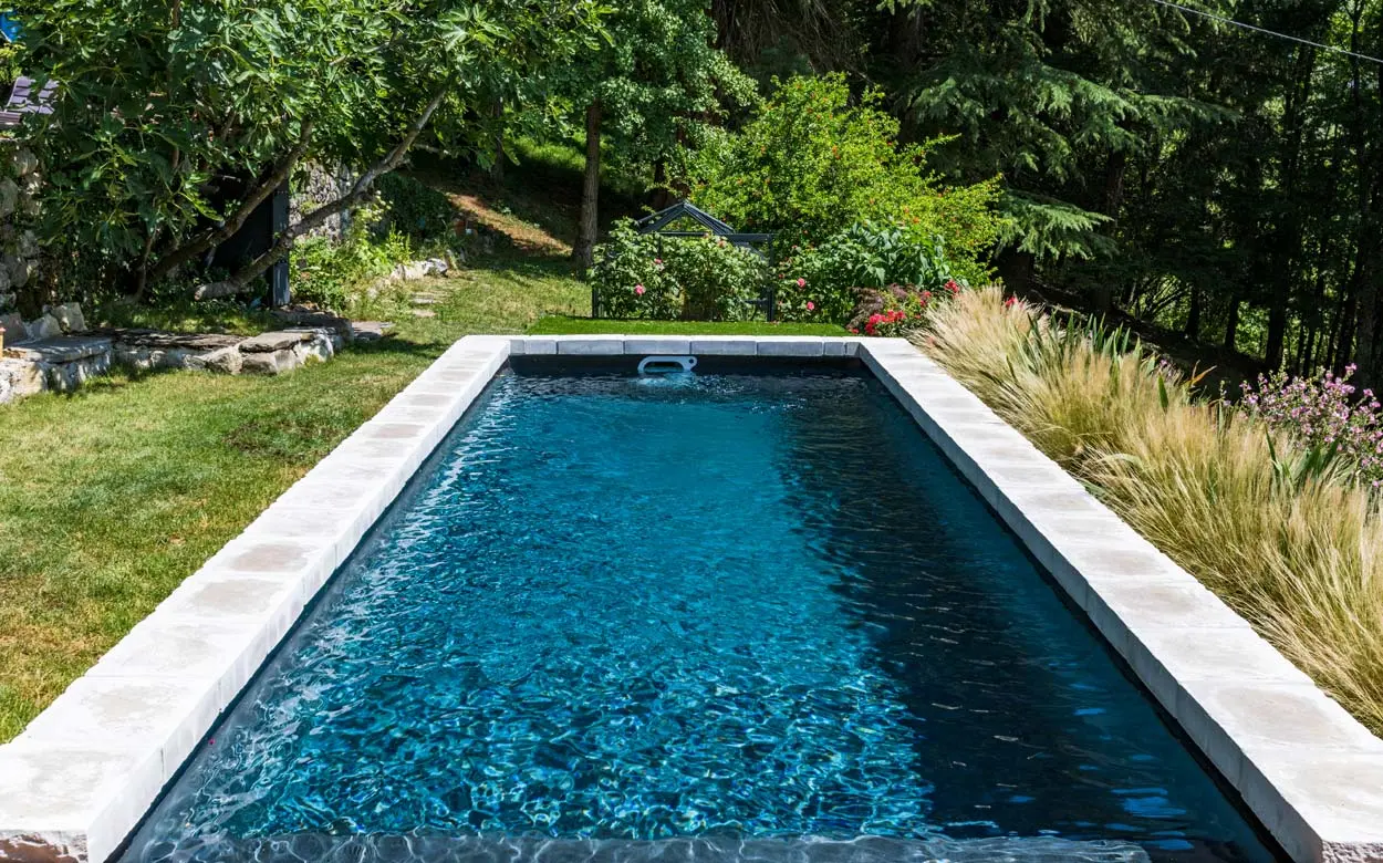 rechteckiger Swimming-Pool im Garten in Zwickau